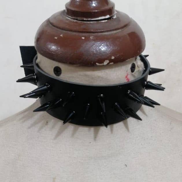 Gargantilla negra de piel sintética y espiga metálica negra para venta al por mayor de Daisy Corsets