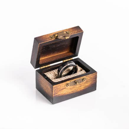 AxBands – Großhandel Ehering/Ring – Schwarzer gehämmerter Ehering, Geweih-Inlay-Ring, 9013