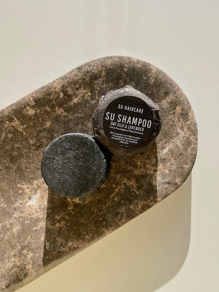 SHAMPOOING AU ROMARIN ET À LA MENTHE pour la vente par SU Haircare