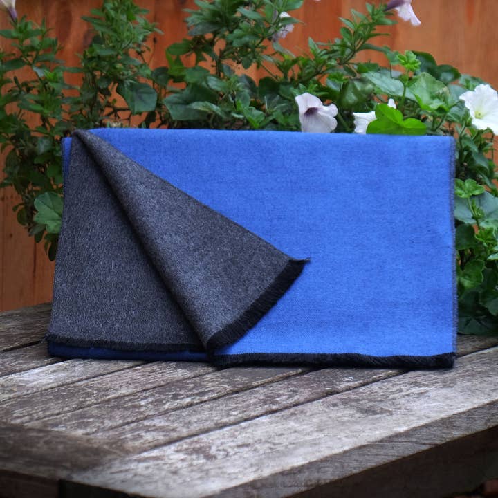 Bufanda azul/gris de doble cara, suave, cálida y elegante para venta al por mayor de Alexander Thurlow & Co Ltd