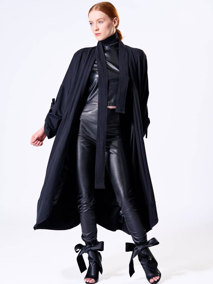 Spolverino nero con cintura per la vendita all'ingrosso da parte di The Fifth Week