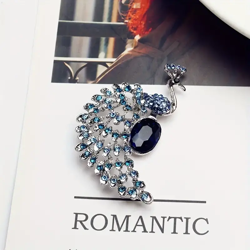 Magnifique Hearts - Vendita all'ingrosso Spille - Elegante spilla a forma di pavone con strass blu, spilla da bavero1