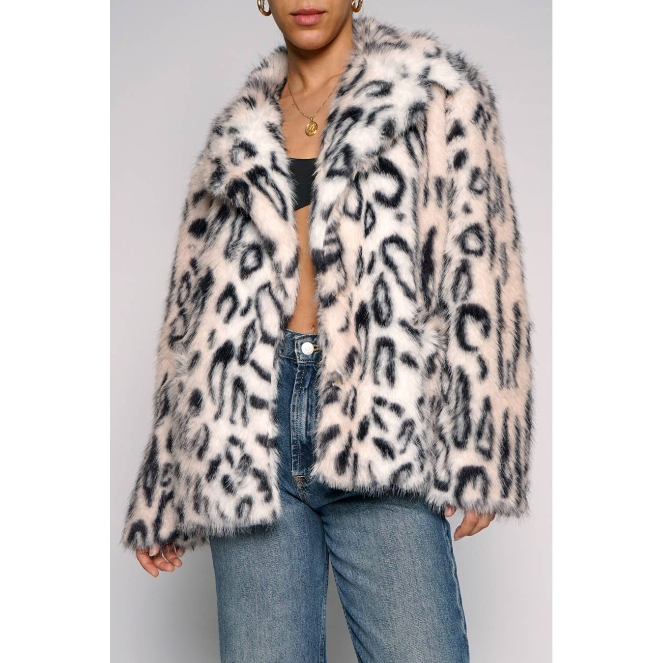 Rosa Multi JACKE AUS KUNSTPELZ MIT TIERPRINT für den Großhandel auf Faire3