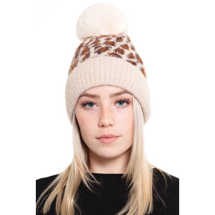 Hana – Engroshandel Beanie - Dame – Leopard Pom Fuzzy Fleece Beanie1