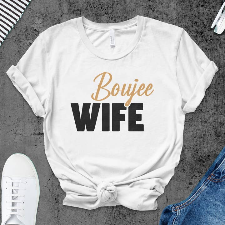 T-shirt con grafica Boujee Wife, maglietta alla moda per lei, divertente camicia casual da donna, elegante parte superiore con scritta, idea regalo unica per la vendita all'ingrosso da parte di FreakyTeeFactory