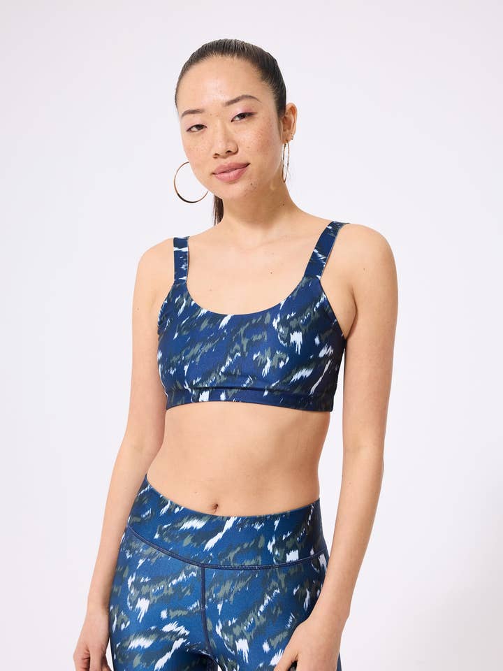 Hi-Shine Scoop Neck BH i Navy Painted Leopard for engroshandel hos Terez