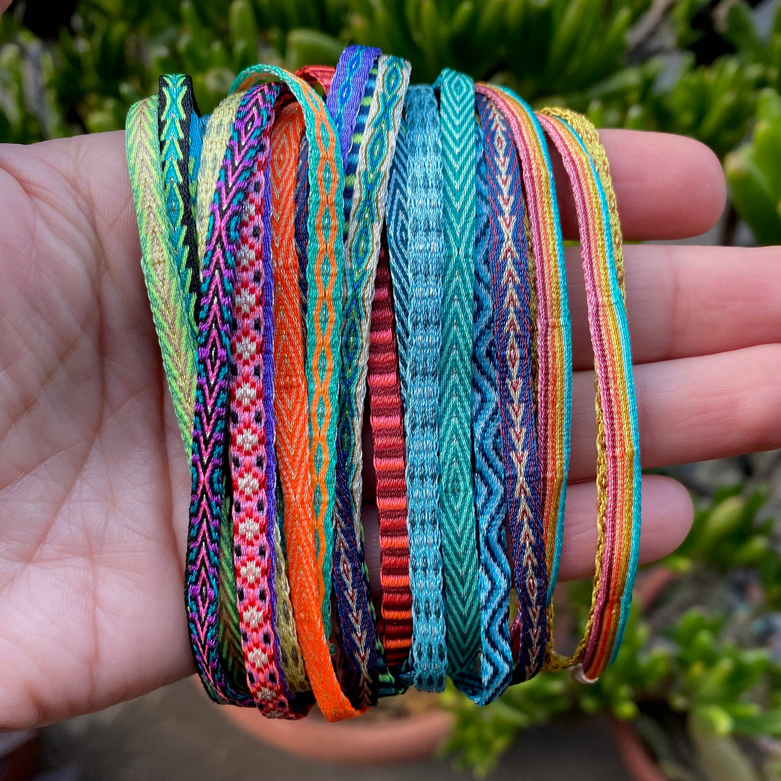 Kleurrijke verpakking Araracuara kleurrijke zijden armbanden geïnspireerd op Pereira voor groothandel op Faire7