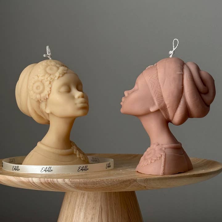 Bougie en soja Afro Lady faite à la main : Cadeau décoratif sculptural pour la maison pour la vente par Estelle Studio