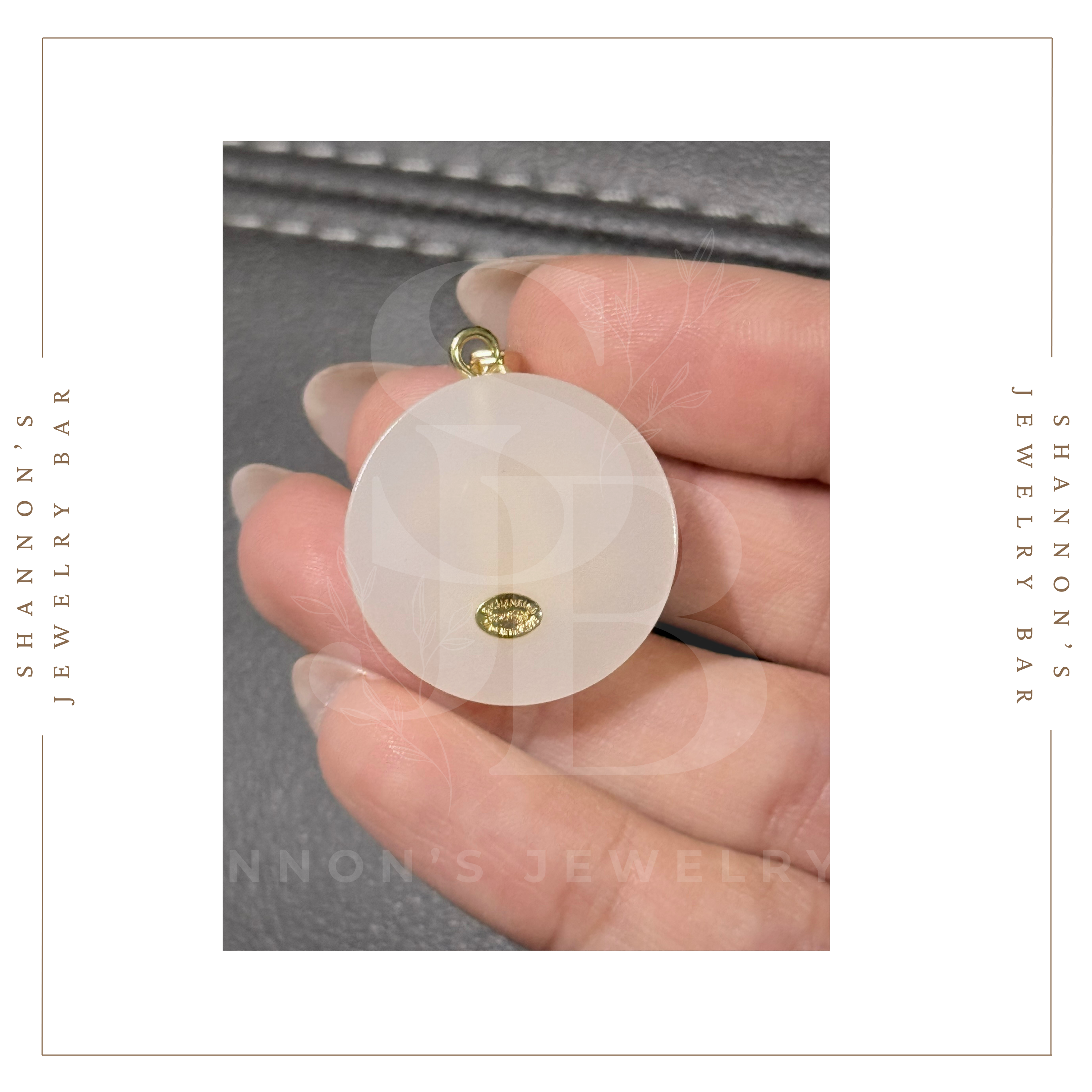 Shannon's Jewelry Bar – wholesale Individuell berlock/hänge – CHANEL Berlock Dragkedja Guld CC Grå Rund Harts 25mm3