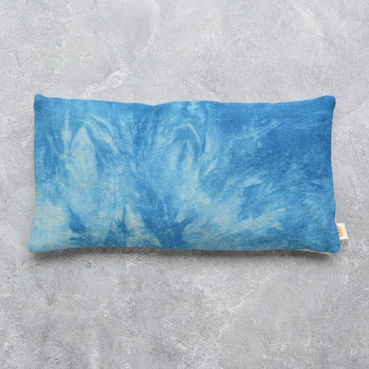 Coussin pour les yeux surdimensionné en lin teint à l'indigo pour la vente par Minor Thread