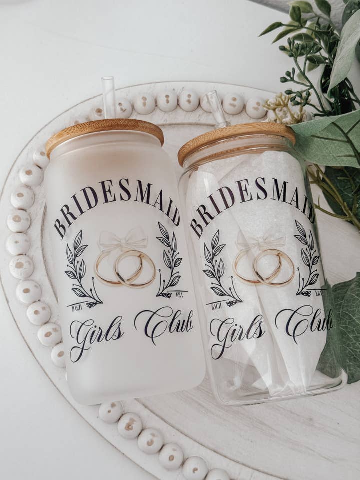 Tasse en verre Bridesmaid Girls Club 16 oz avec couvercle en bambou pour la vente par Emma K Designs