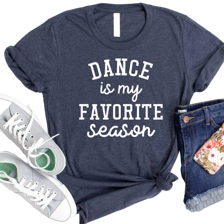 Tanz ist meine Lieblingsjahreszeit T-Shirt - Lustiges Grafik-Tee für Tänzer - Tanz-Mama Shirt - für Tanzliebhaber - Bequeme Tanzbekleidung für den Großhandel von Epic Life - Designed