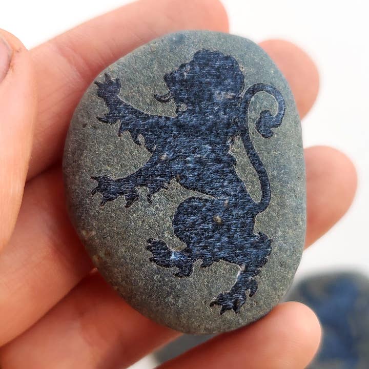 Lion Rampant graverad palmsten, orosten för wholesale av Lyoncraft