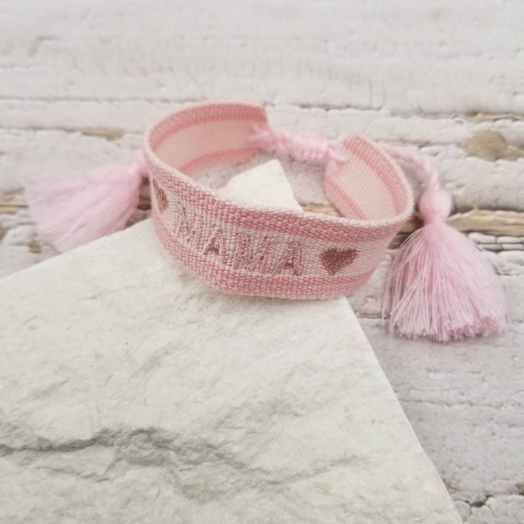 Treasure Wholesale – Engroshandel Flettet armbånd – MAMA broderet kvast armbånd1