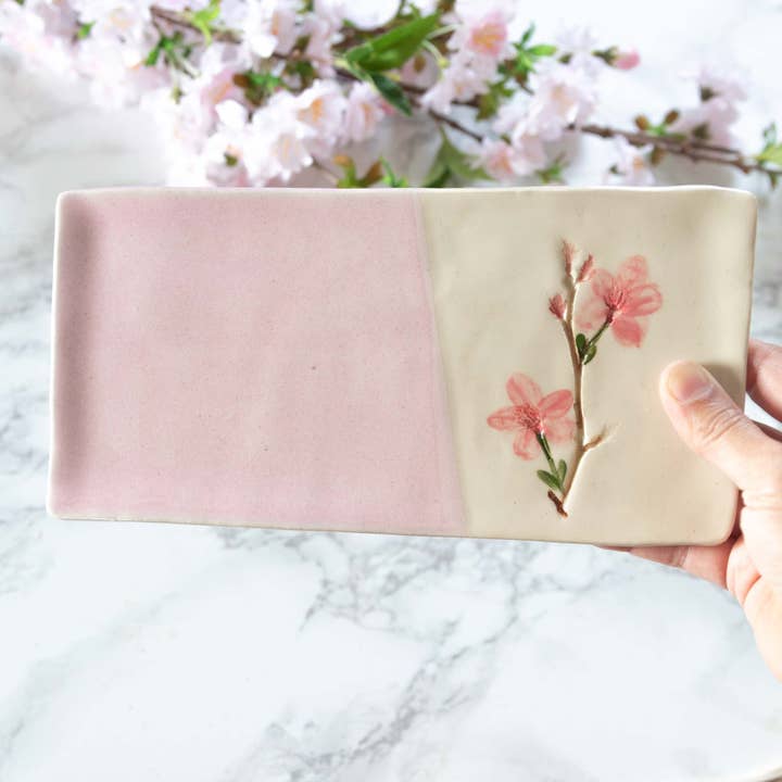 Plato rectangular con flores prensadas hechas a mano de flor de cerezo para venta al por mayor de Tara Kothari