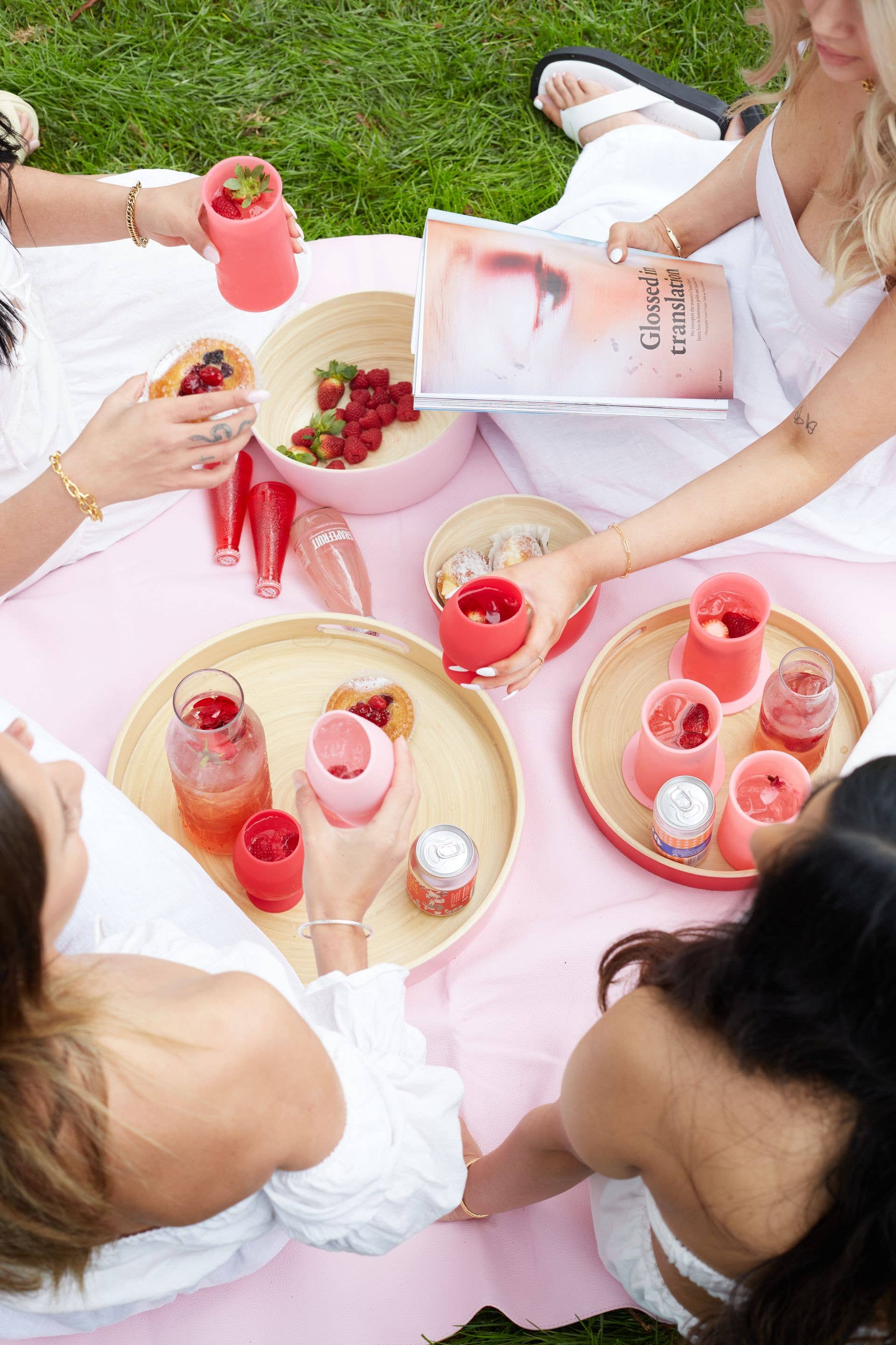 porter green | style + sustainability - Vente Nappe de pique-nique - Cherry + Blush | Privv | Tapis de pique-nique imperméable en cuir végétalien6