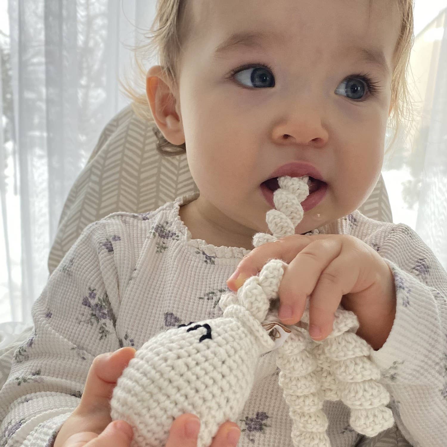 MAYLILY – Großhandel Handrassel – Baby – Rassel-Oktopus – cremefarben2