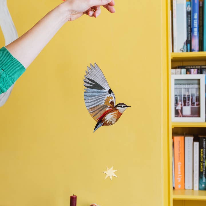 Art décoratif d'oiseau Sittelle | Décoration suspendue d'oiseau pour la vente par Kate Slater