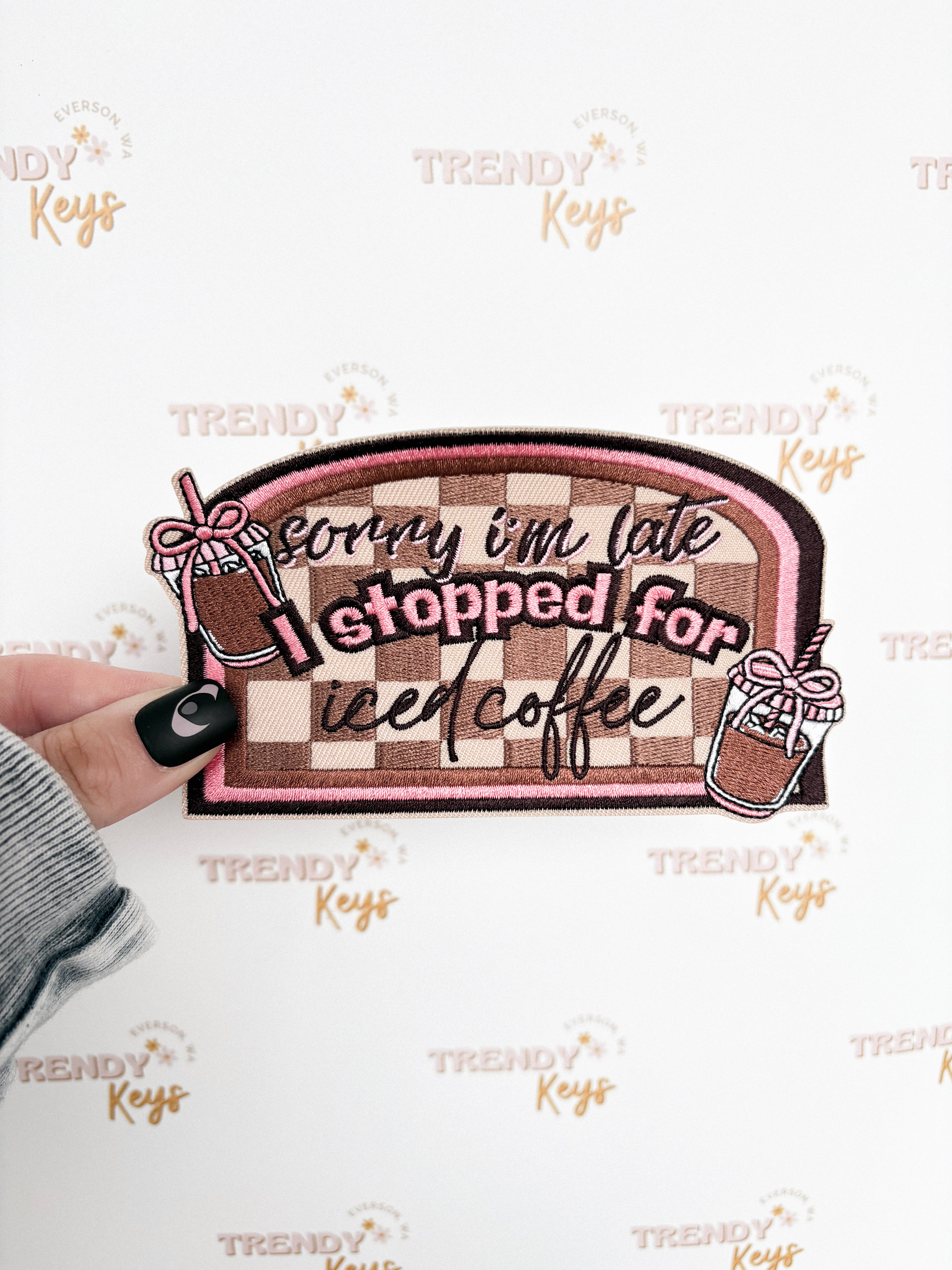 TrendyKeys - Vente Écusson - Désolé pour le retard / Patch Café pour chapeaux, sacs et plus0