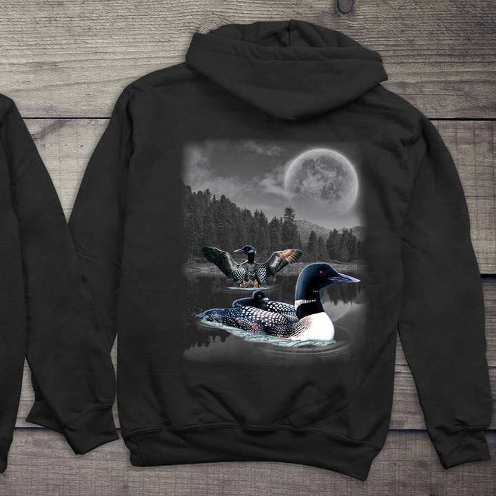 Sweat à capuche Loon Wilderness pour la vente par Artopia