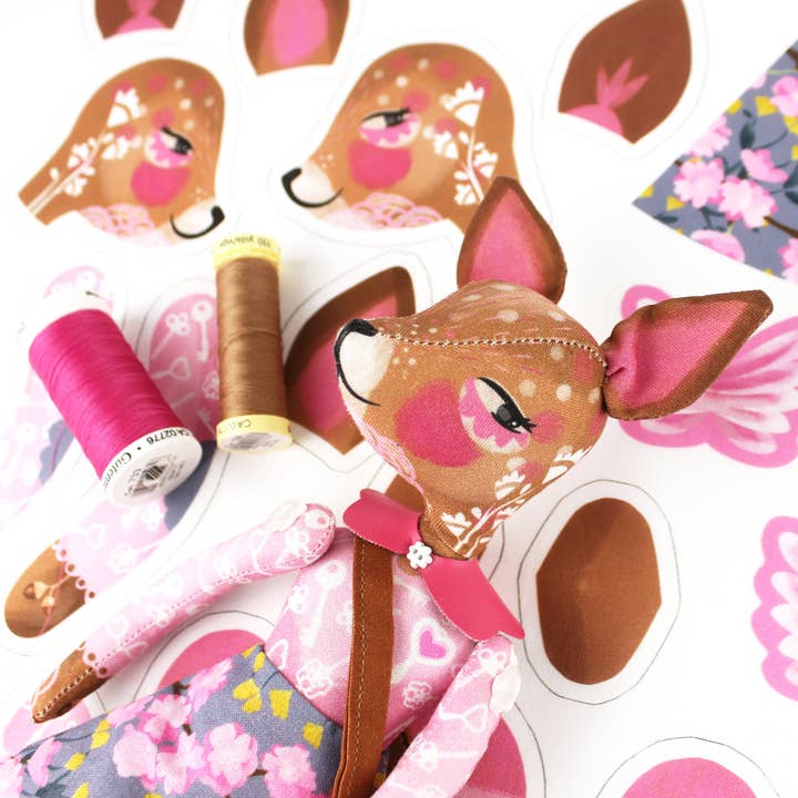 Kit Dolly fai-da-te - Prudence the Deer + Mini casa sull'albero di 12 pagine per la vendita all'ingrosso da parte di Miss Ella