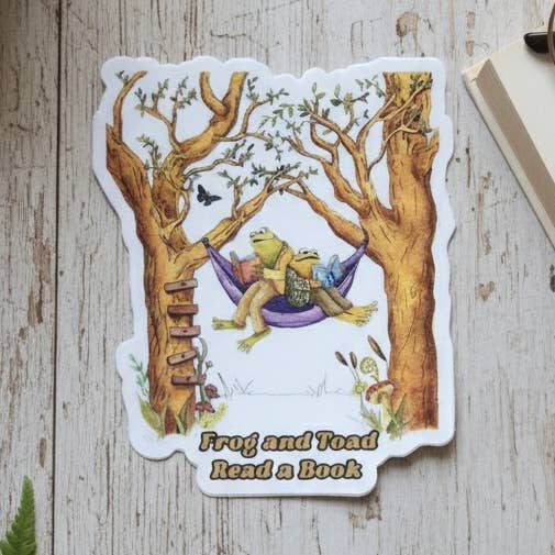 Frosch und Kröte Gemütlicher Leseaufkleber | Natur-Bücherwurm-Geschenk für den Großhandel von Kaleigh Day Art