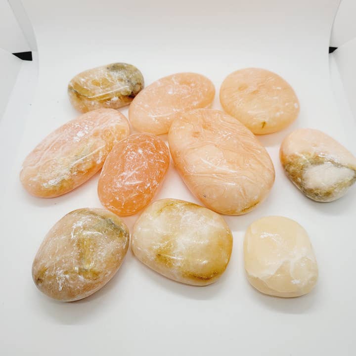 Pierres de palmier en calcite orange torsadées cristal pour la vente par The Raven's Edge