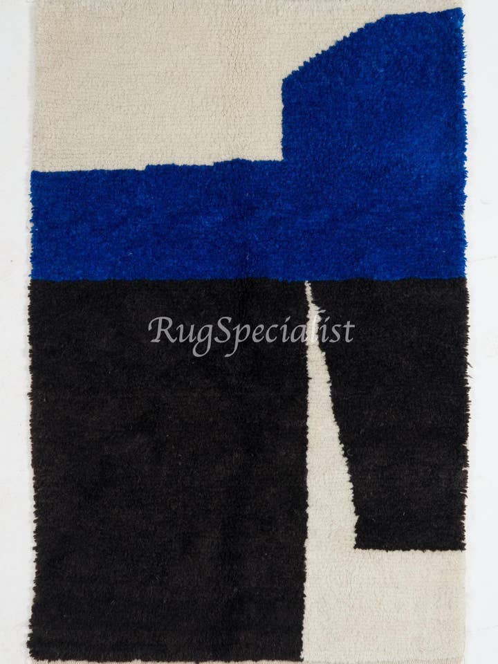 Moderner handgefertigter marokkanischer Wollteppich in Blau, Schwarz und Creme für den Großhandel von Rug Specialist LLC.