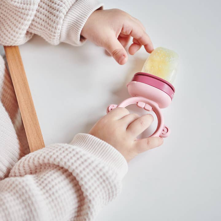 Gifterria LLC - Wholesale Feeding set – Baby - MinikOiOi Pulps Silicone Fruit and Vegetable Feeder7