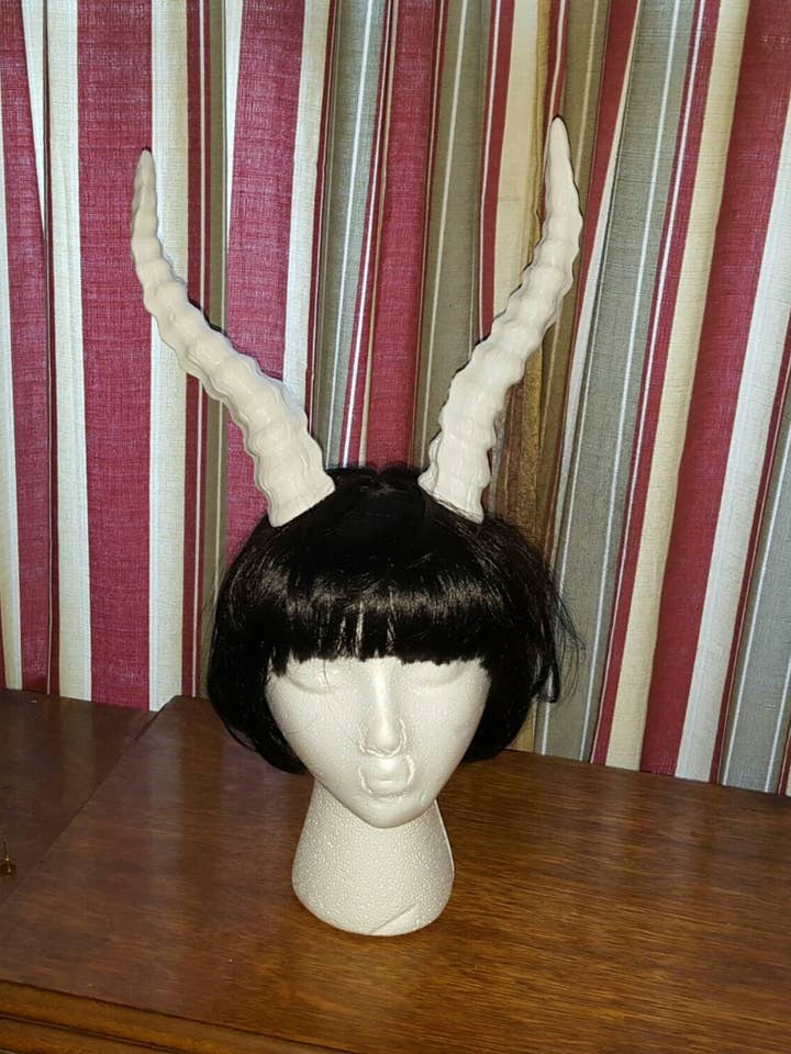 Goblin Market Studio – Großhandel Kostüm – Damen – Steinbockhörner, verstellbar auf Stirnband3