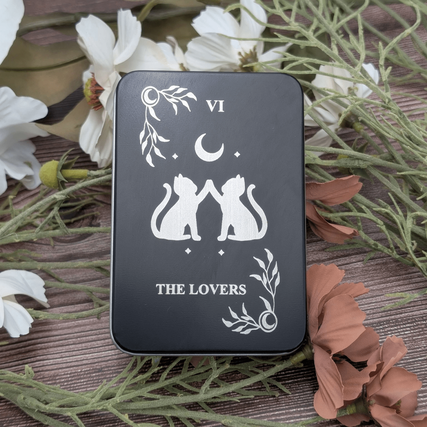 EBONWOOD - Vendita all'ingrosso Dadi - Scatola di Latta per Dadi Ispirata ai Tarocchi – Scegli tra 8 Design Incisi5