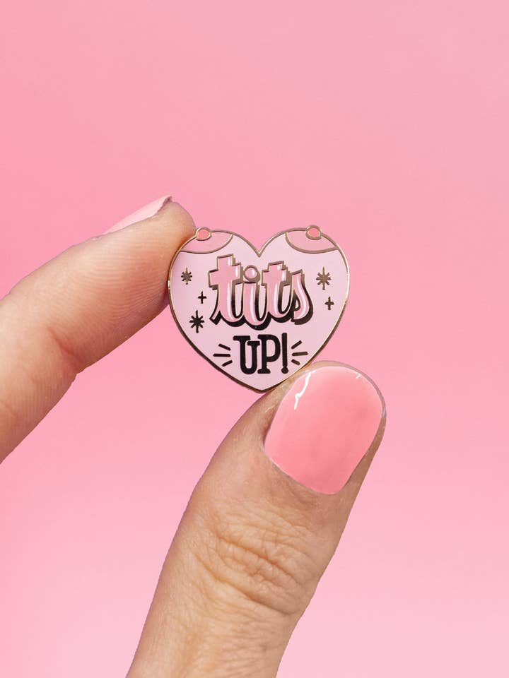 Tits up! Emaille-Anstecker für den Großhandel von Joanna Behar