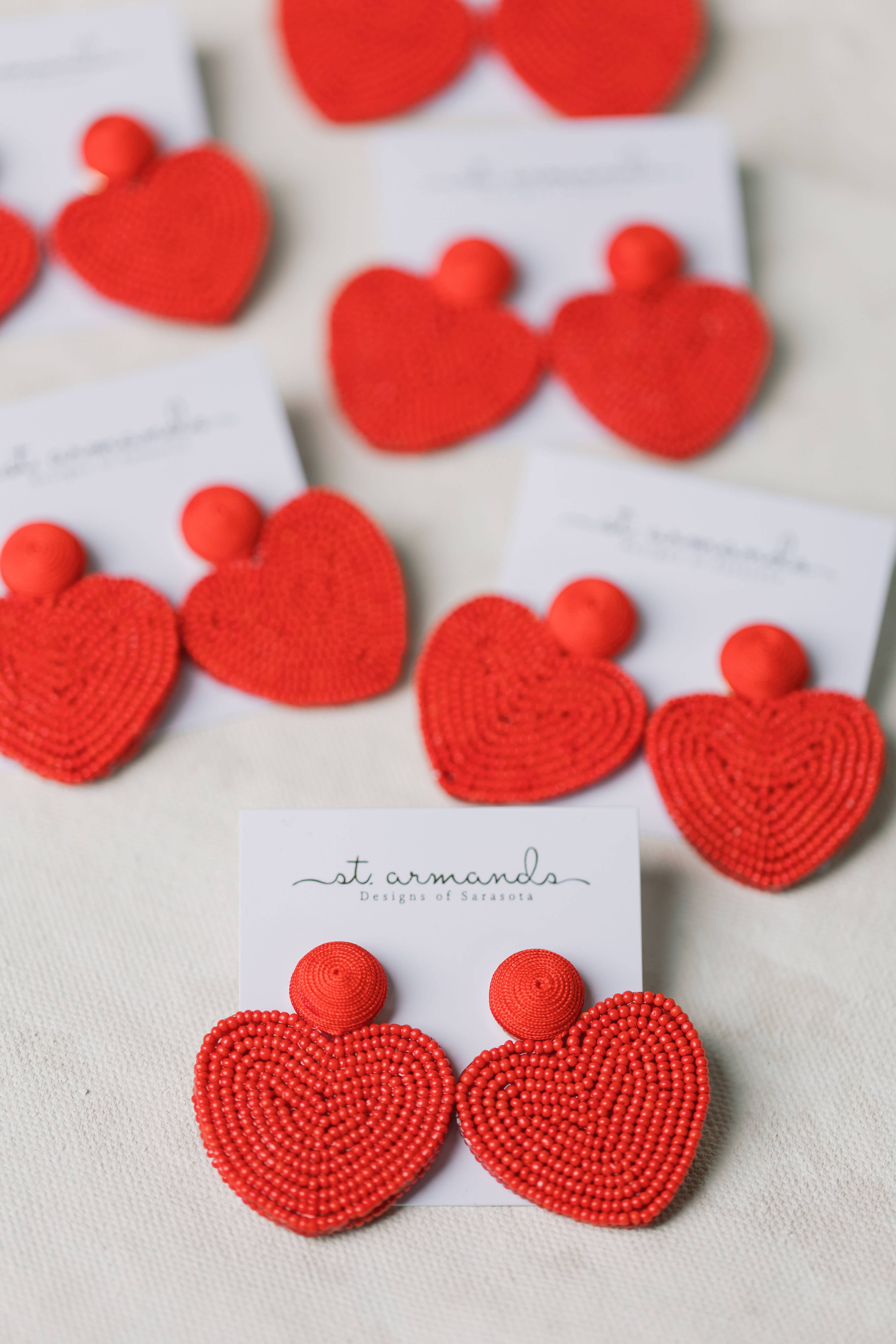 St Armands Designs of Sarasota - Vente Boucles d'oreilles pendantes - Boucles d'oreilles rouges ornées de perles en forme de cœur pour la Saint-Valentin4