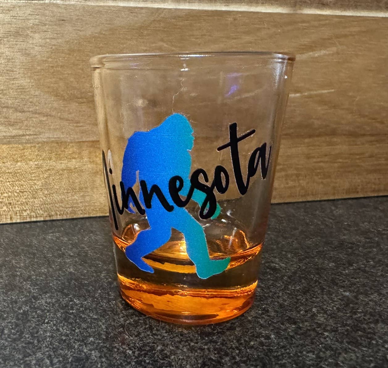 Squatchin’ Country - Vente Verre à shooter - Verres à liqueur colorés de l'État de Bigfoot - votre État / personnalisé3