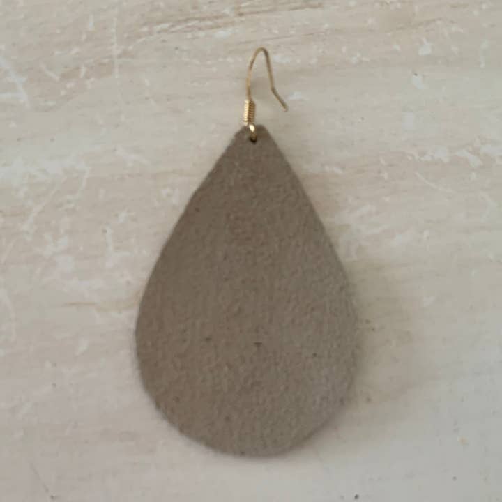 Bruine, zwarte en rode Shimmer Teardrop lederen oorbellen. voor wholesale door Luna And Loki Design