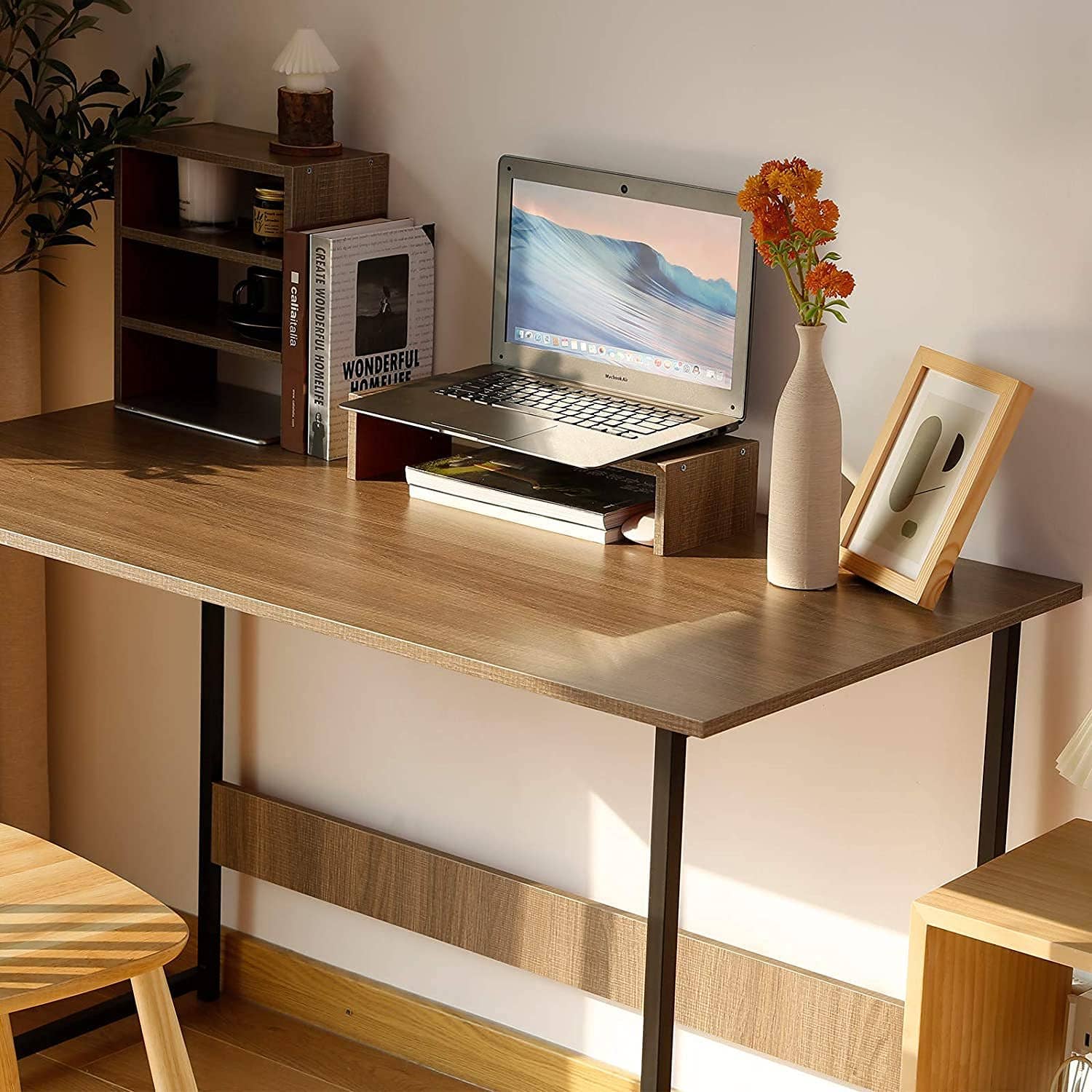 Above Edge – wholesale Skrivbordshöjare – 47-tums skrivbord med 2 skärmställ och bärbar dator-ställ i 3 våningar1