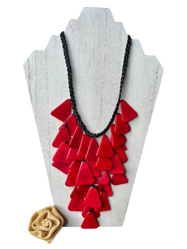 Collar rojo de declaración Joyería de tagua Regalos artísticos Collar grande y audaz Collar en cascada Arte portátil Collar de cascada Arte para llevar para venta al por mayor de Galapagos Tagua