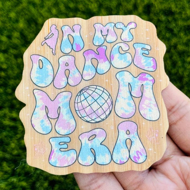 Autocollant en bois de bambou « IN MY DANCE MOM ERA » - Mom Eras pour la vente par AFK Design Co