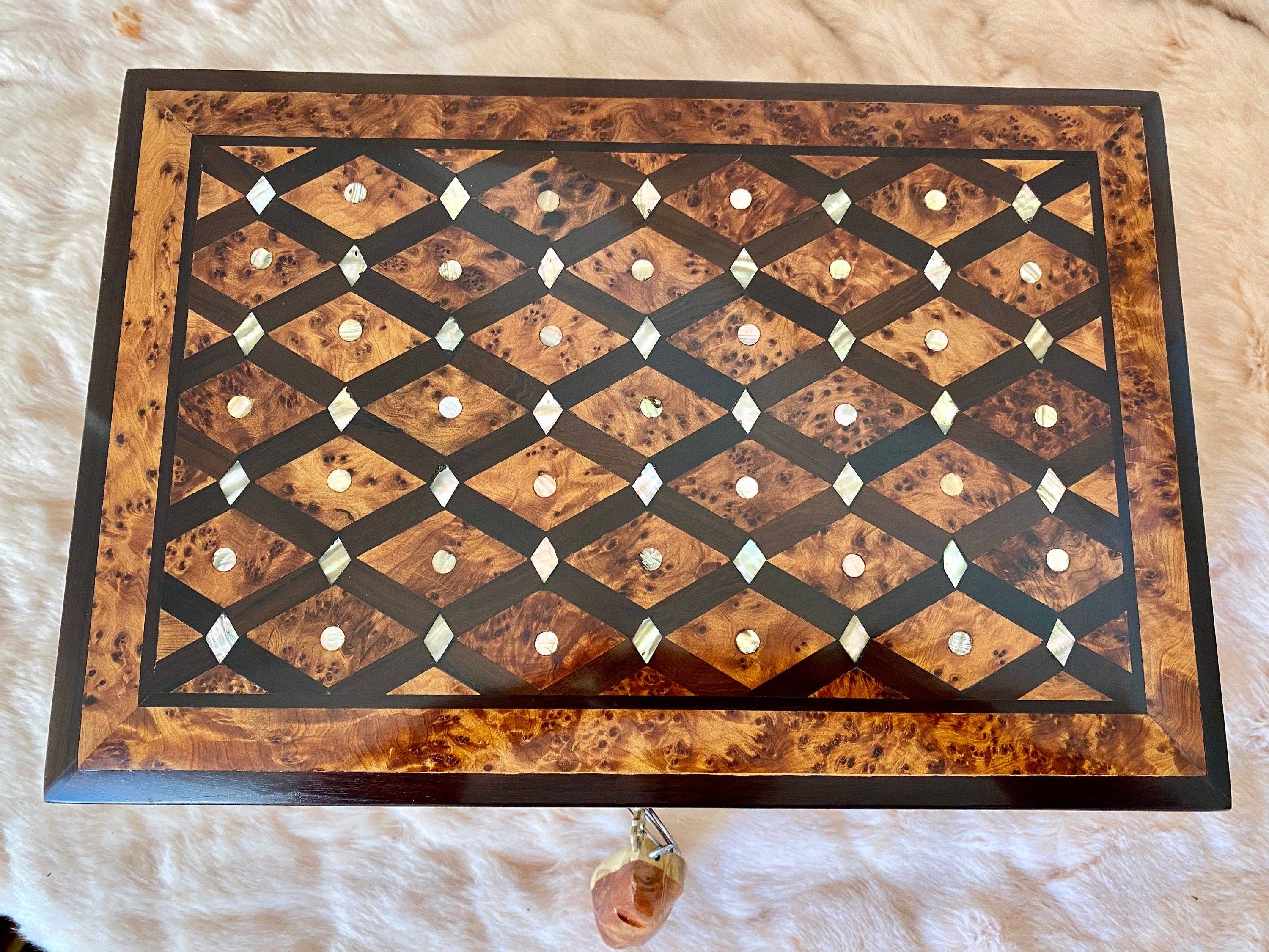 AtlasPerles - Venta al por mayor Joyero/organizador de joyas - Caja de joyería marroquí de 11"x7", gran caja de madera de tuya con cerradura y llave, grabado de nácar, incrustaciones de madera de nogal, caja de recuerdos para regalo de boda.8
