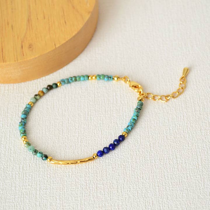 Turkis og Lapis Perlearmbånd med Gulddetaljer for engroshandel hos Revelari