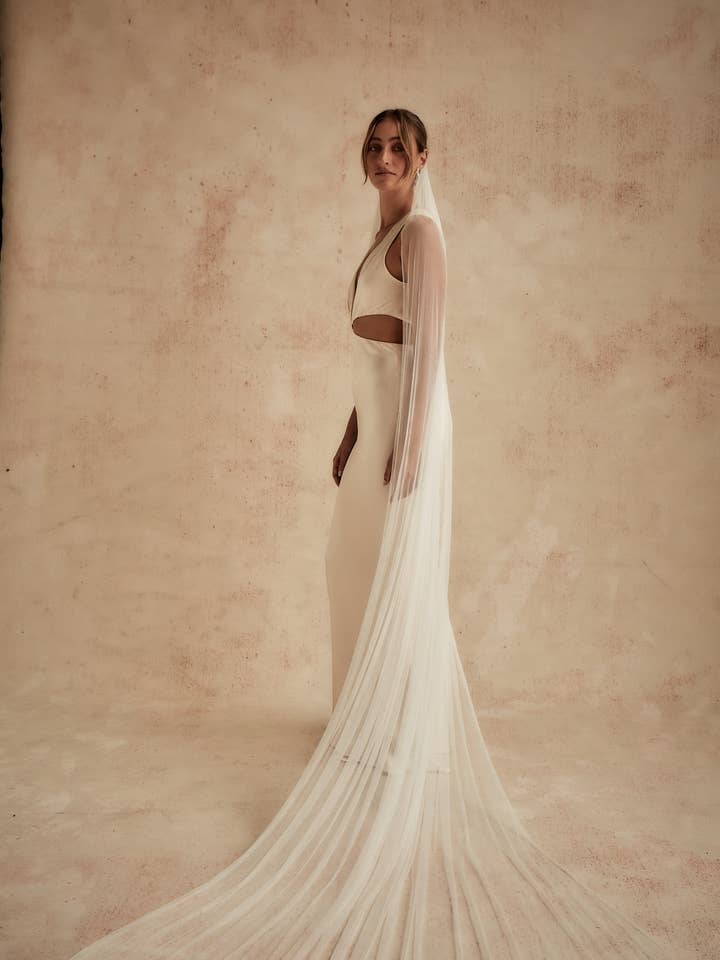 VOILE EN TULLE DE SOIE BECCA pour la vente par Dove Grey Accessories