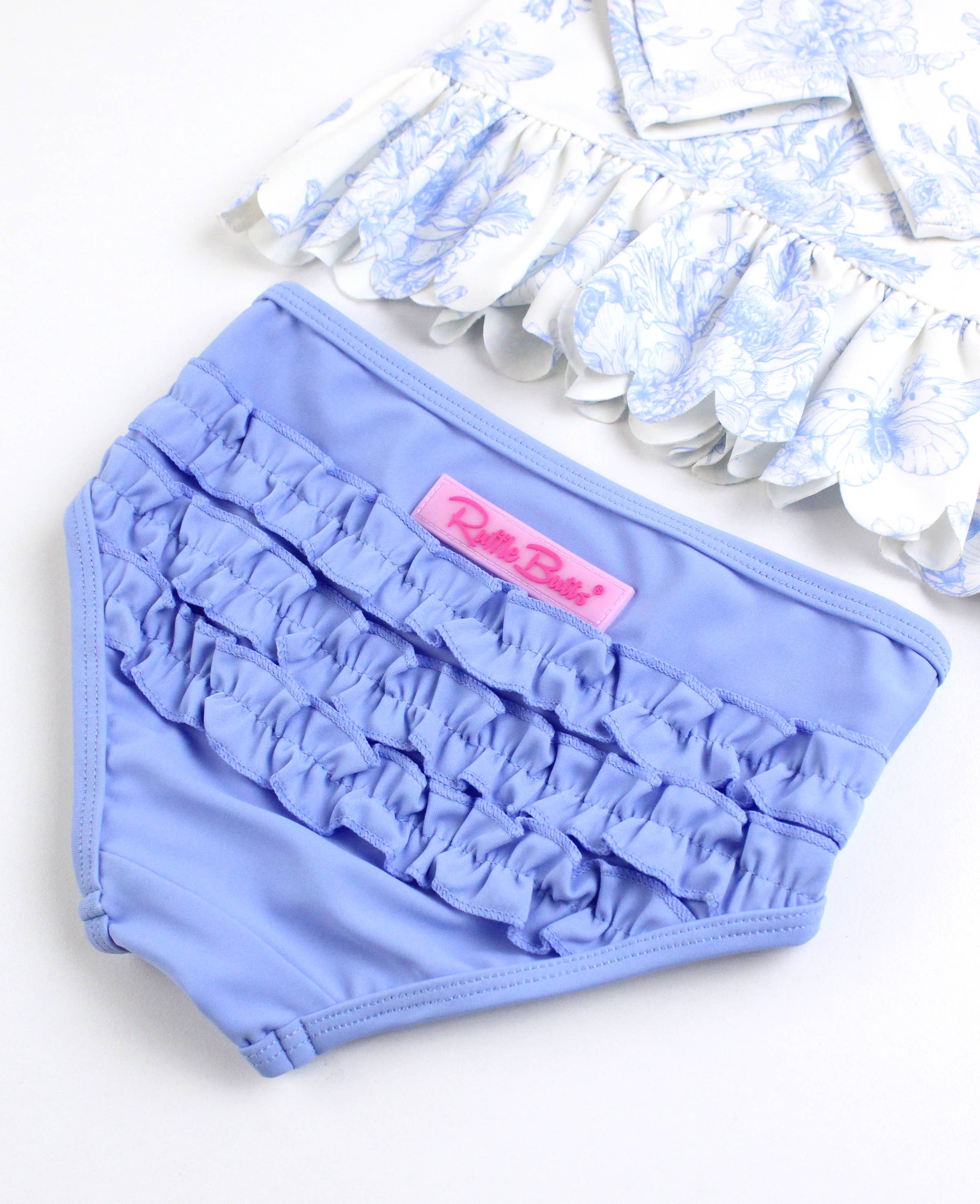 Hvid Piger Periwinkle Butterfly Garden Kammuslingkant Langærmet Rash Guard 2-delt Badedragt med Signatur Bagerste Flæser for engroshandel på Faire7