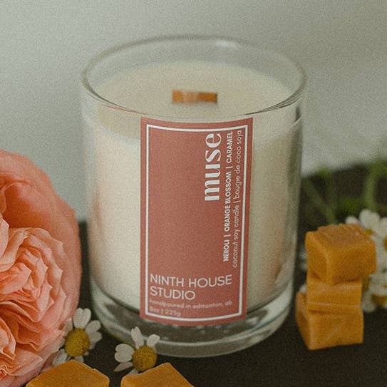Muse | Neroli, appelsin og karamel | 8 oz kokosnød sojalys for engroshandel hos Ninth House Studio