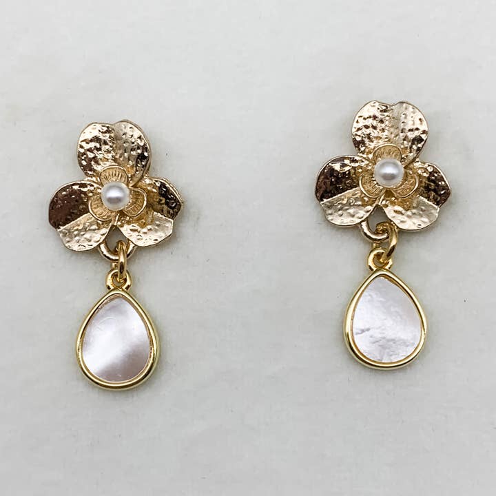 SARTE PERLEMOR ØRERINGE for engroshandel hos Olivia Grace Jewelry