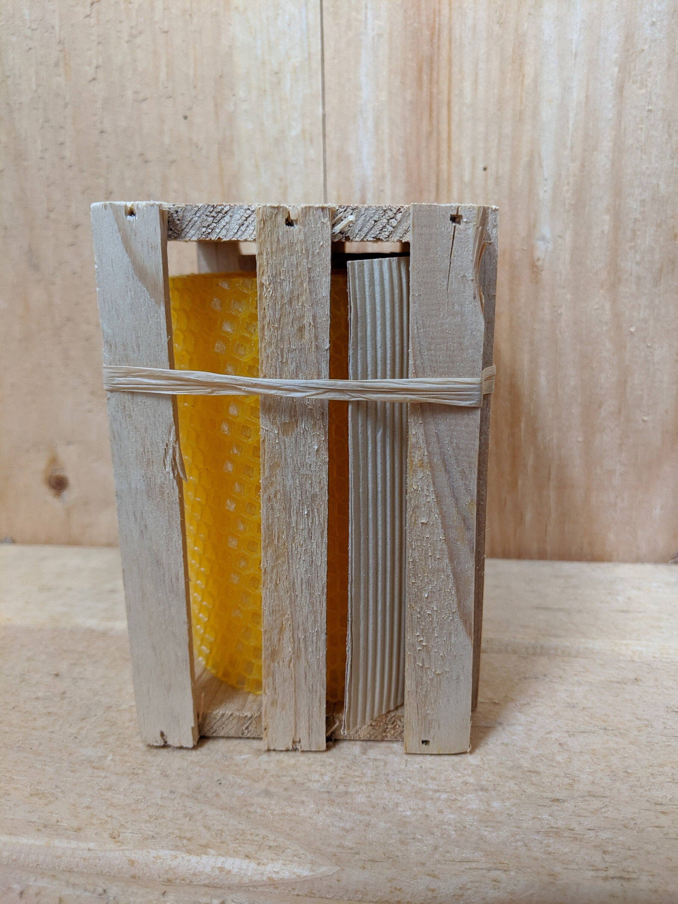 Green Pastures Wholesale - Vente Bougies originales - Cire d'abeille naturelle - Piliers blancs et jaunes 3" X 4"4