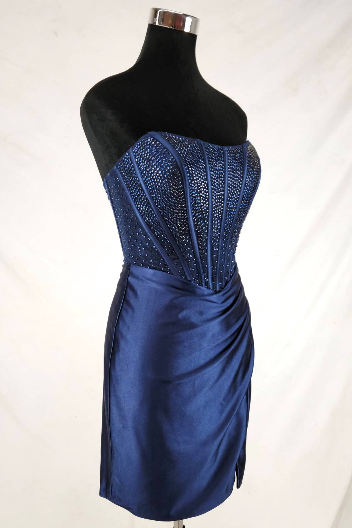 Chicas – wholesale Klänning - Dam – Kort miniklänning med juvelprydd korsett och satinkjol C3756