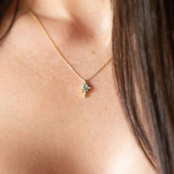 Azura Jewelry – Großhandel Kette mit Anhänger/Charm – Ozean Stern Himmelblau Topas Halskette (Gelbgold)