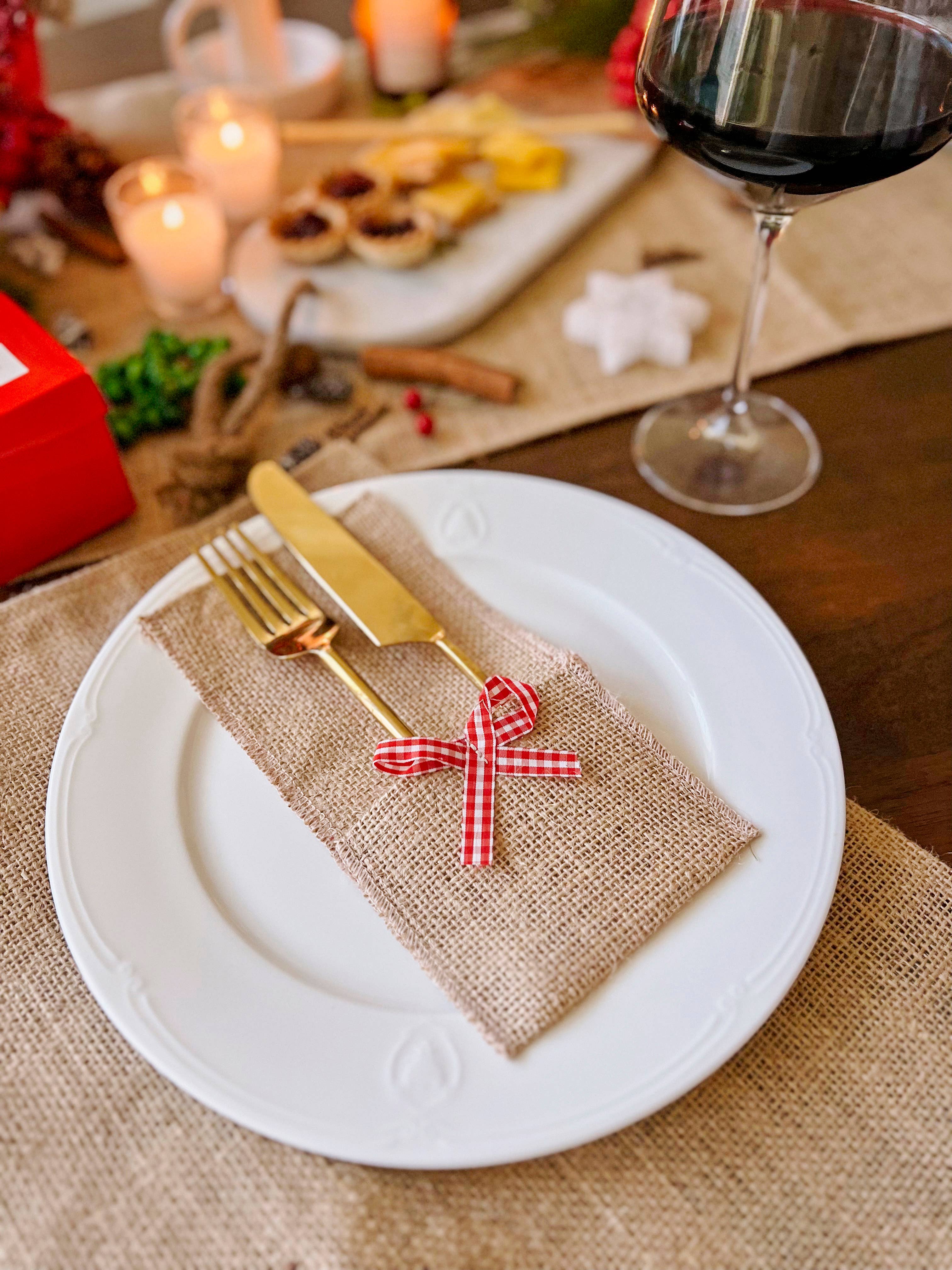 Uniq Favors - Venta al por mayor Caminos de mesa - Porta cubiertos de arpillera con lazo festivo para decoración navideña