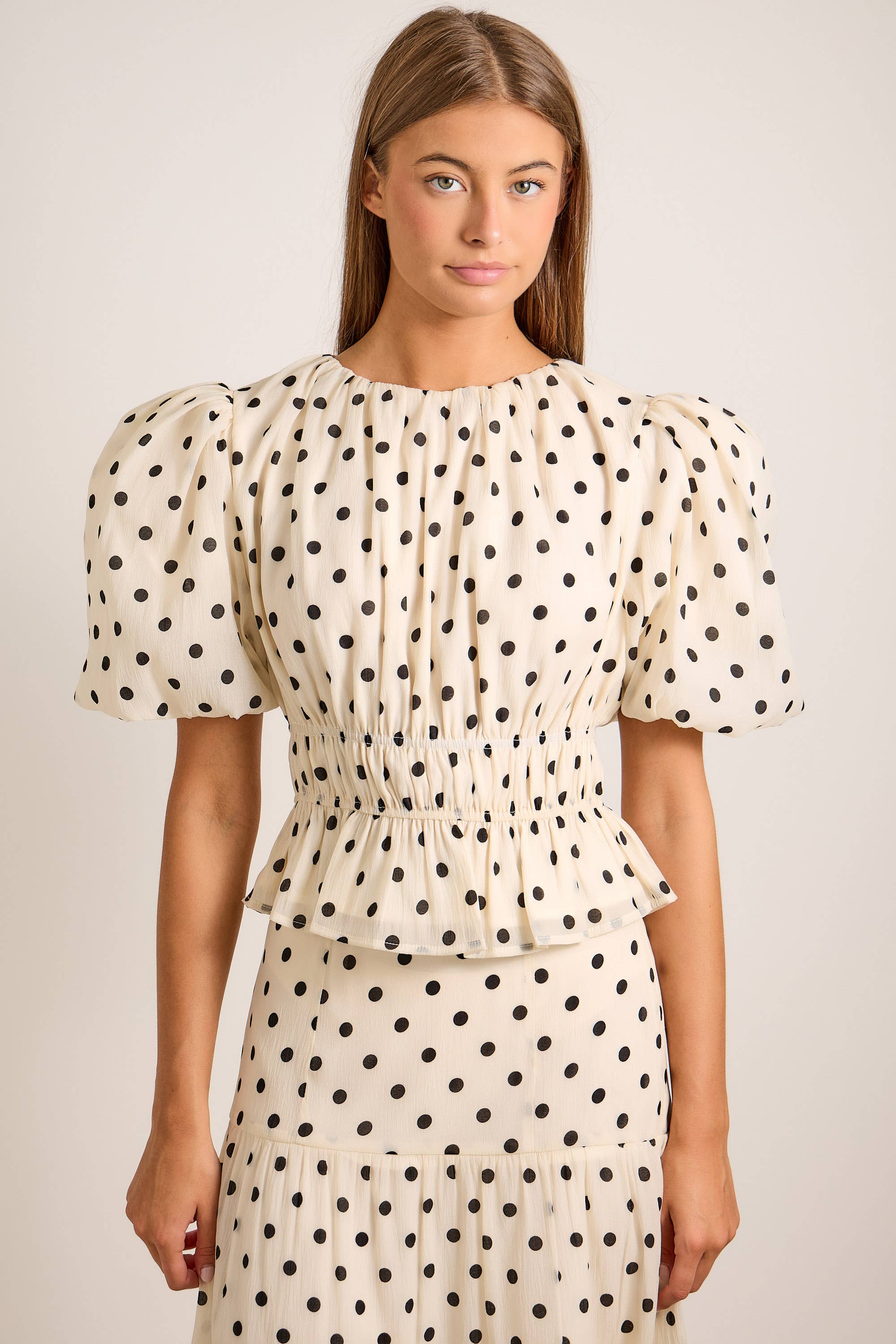 ELFENBEINFARBEN/ Bluse mit Rundhalsausschnitt und Blasenärmeln für den Großhandel auf Faire8