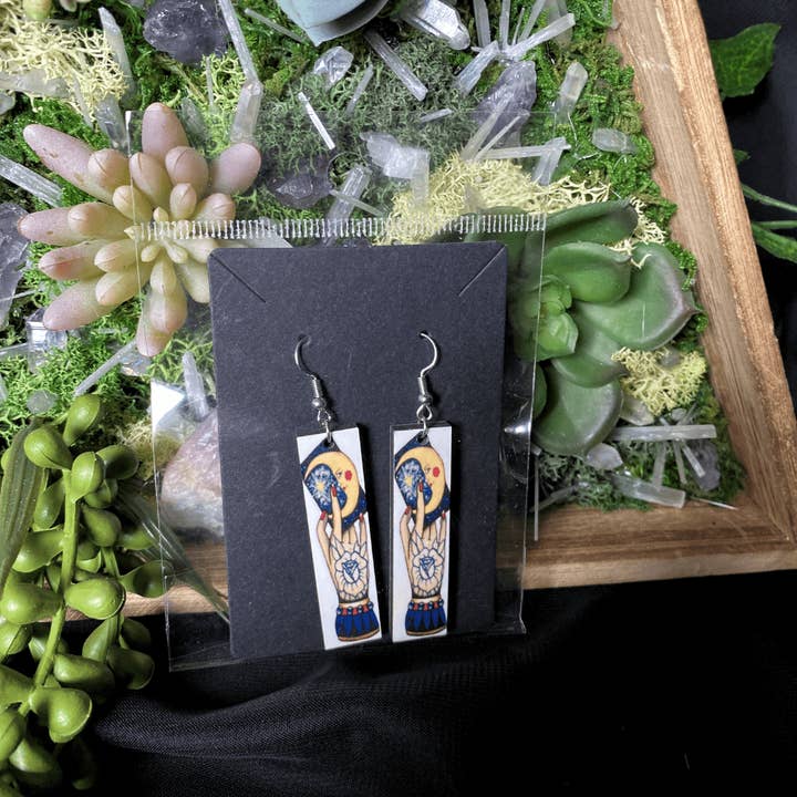 Boucles d'oreilles main tarot traditionnel américain pour la vente par The Shadow Witch